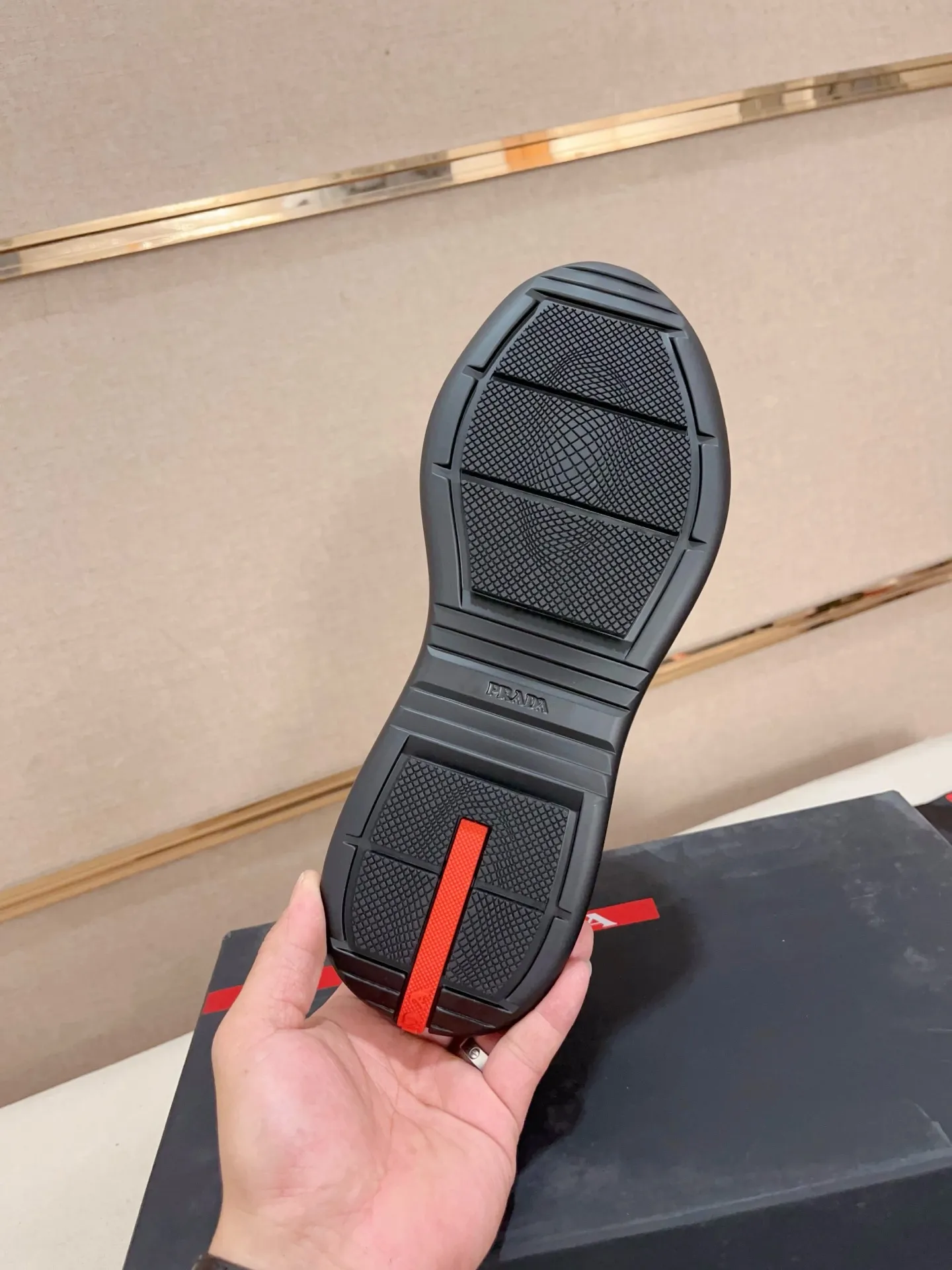 Men's shoes 💰 720💰 ✔️✔️✔️Top high version. High-quality new PRADA (Prada) counters are launched at the same time. The new men's shoes and 😘 fabrics are made of high-tech glue-making technology. Lining: Full cowhide lining. 👍🏿High-end☄️Open-molded non-slip rubber outsole, exquisite lines, simple and elegant, comfortable and high-end for leisure travel. Code number: 39 to 44 (can be customized 45-46-47, non-returnable)